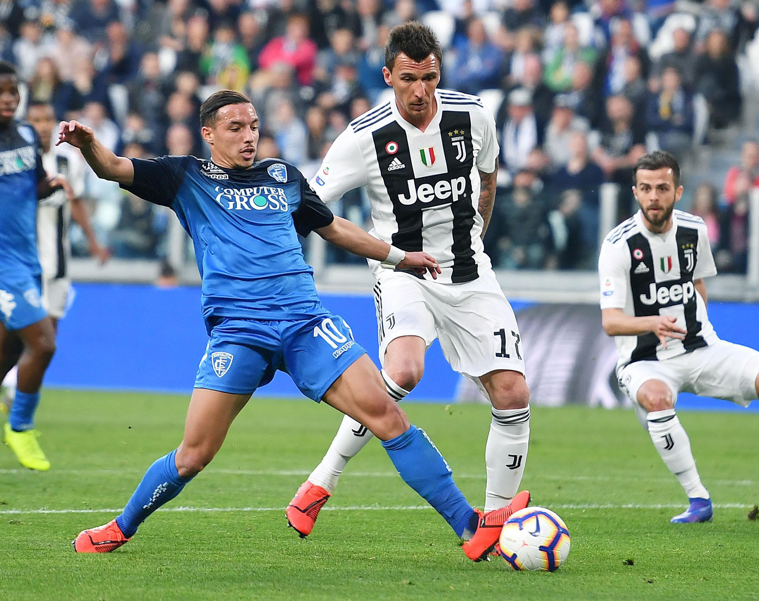 阿贾克斯官方：将彻查燃放烟花的肇事者，并采取适当措施