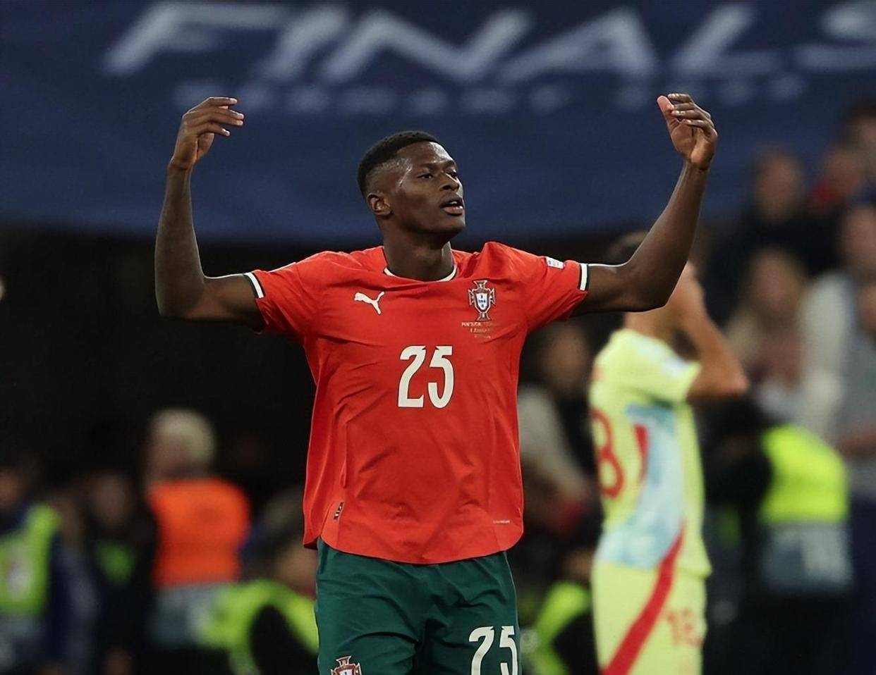 于根伟：下半年已经在推动明年引援；门票售罄体现我们的成功