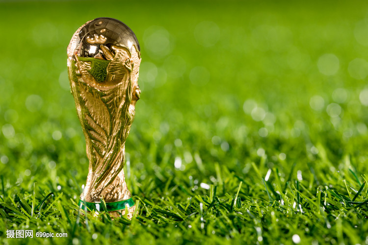 韦世豪：比赛尾声的点球太牵强，染红发为了在假期换个心情