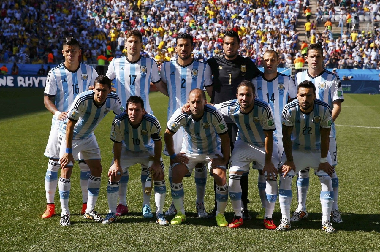 每体：巴萨仍在关注凯恩，等待他和拜仁的最终动向