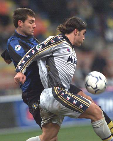 球员赛后把球衣送给癌症小球迷